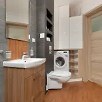 Baltic & Forest With Parking By Renters *