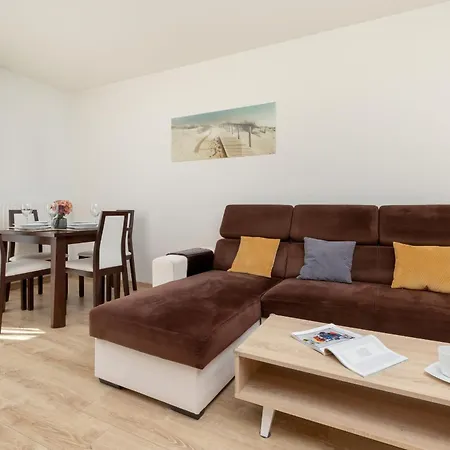 Baltic & Forest With Parking By Renters *