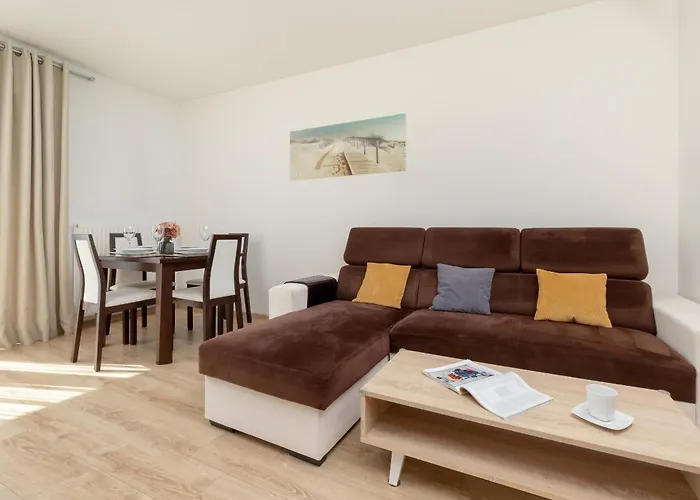 Baltic & Forest With Parking By Renters *