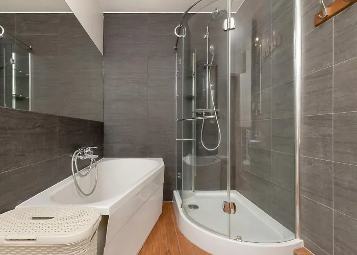 Baltic & Forest With Parking By Renters Apartment *